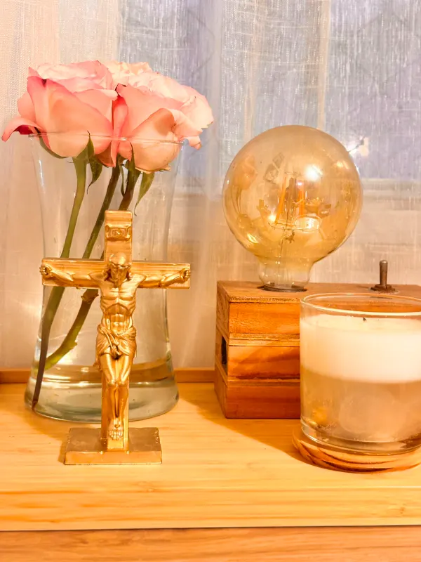 Crucifixo dourado impresso em 3D