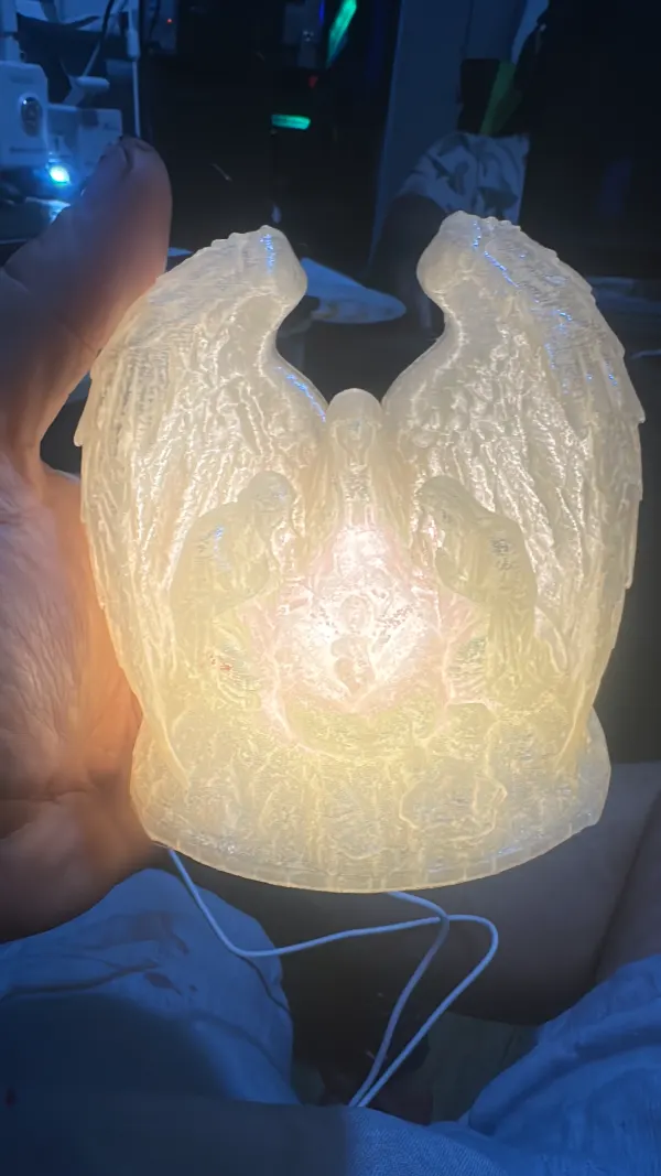Luminária translúcida de anjos impressa em 3D acesa