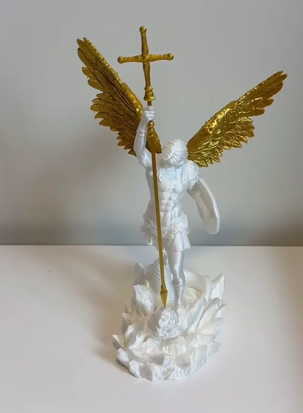São Miguel Arcanjo branco com asas douradas impresso em 3D