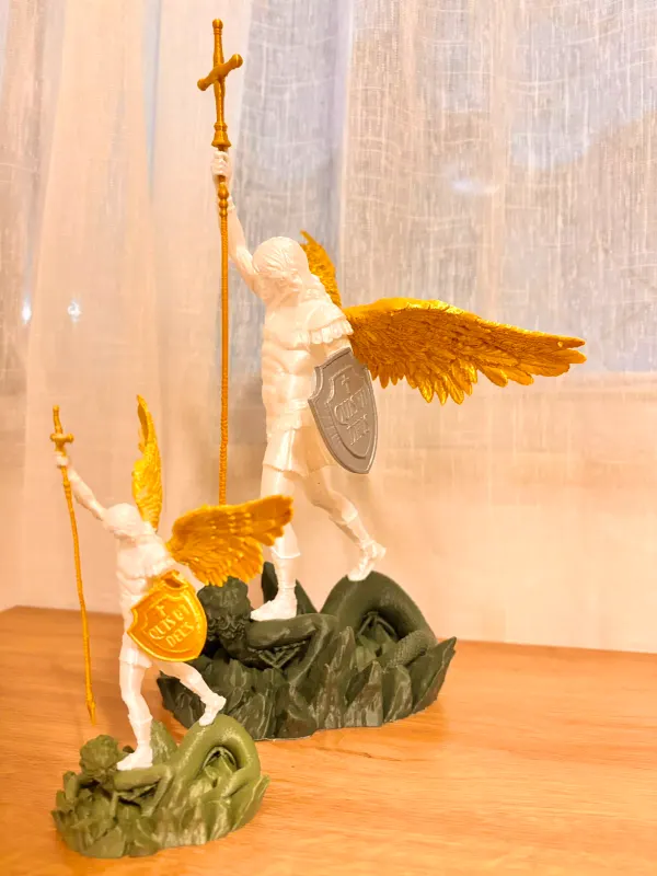 Duas imagens de São Miguel Arcanjo impressas em 3D em tamanhos diferentes
