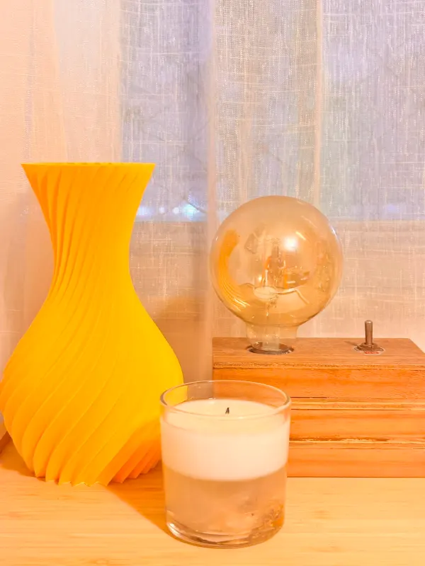 Vaso espiral amarelo impresso em 3D